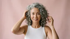 年齢とともに髪が乾燥し、もろくなる理由 ― 3つの簡単な日常対策